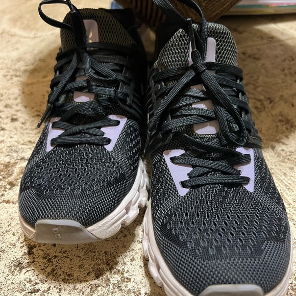 Oncloud womens sz 6.5 - Picture 2 of 9